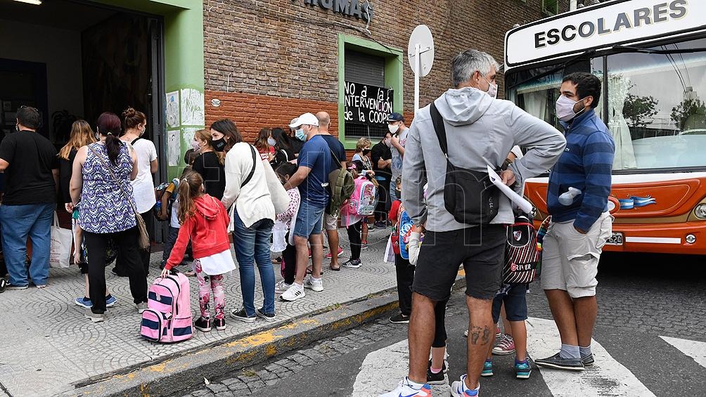 Bollof: "Yo trabajo con niños de 6 a 10 años y ninguno se queda sentado durante las horas de clases y consultan constantemente a las maestras y maestros, a los que les es imposible mantener el distanciamiento de dos metros"