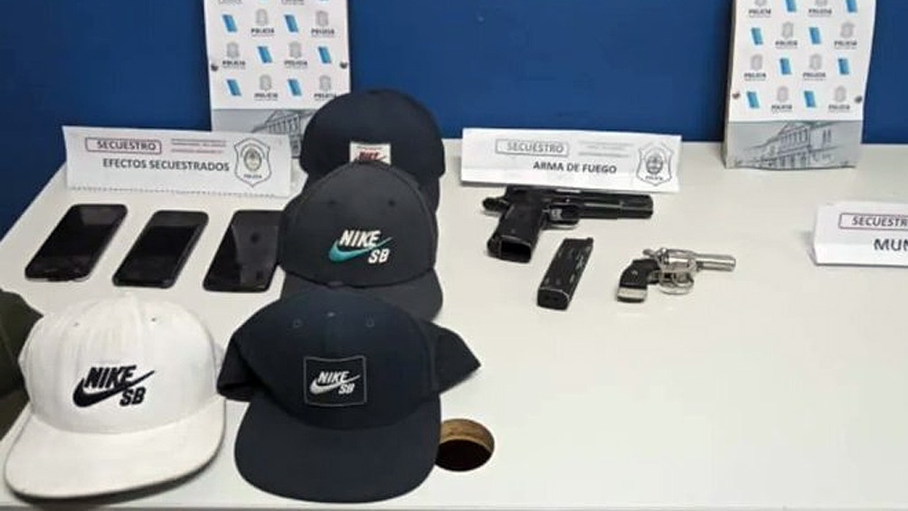 La policía secuestró un revolver calibre 22 y una pistola de aire comprimido que simulaba ser una 9 mm.