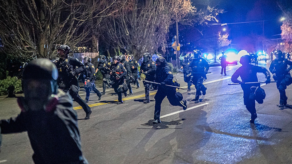 Fuertes protestas y desmanes por la muerte de un joven negro