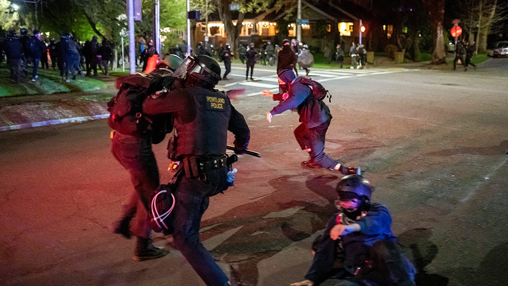 Fuertes protestas y desmanes por la muerte de un joven negro