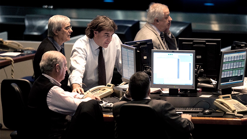 En Wall Street, las acciones compañías argentinas cerraron la sesión con mayoría de caídas lideradas por YPF (-5,1%); Despegar (-4%); Ternium (-3,1%); Banco Francés (-3%); y Banco Supervielle (-2,8%).