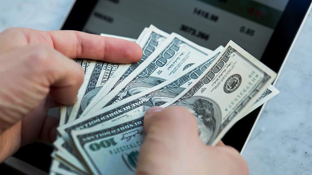 El dólar oficial cerró este viernes a un promedio de $ 98,90, con un descenso de siete centavos respecto al cierre del jueves.