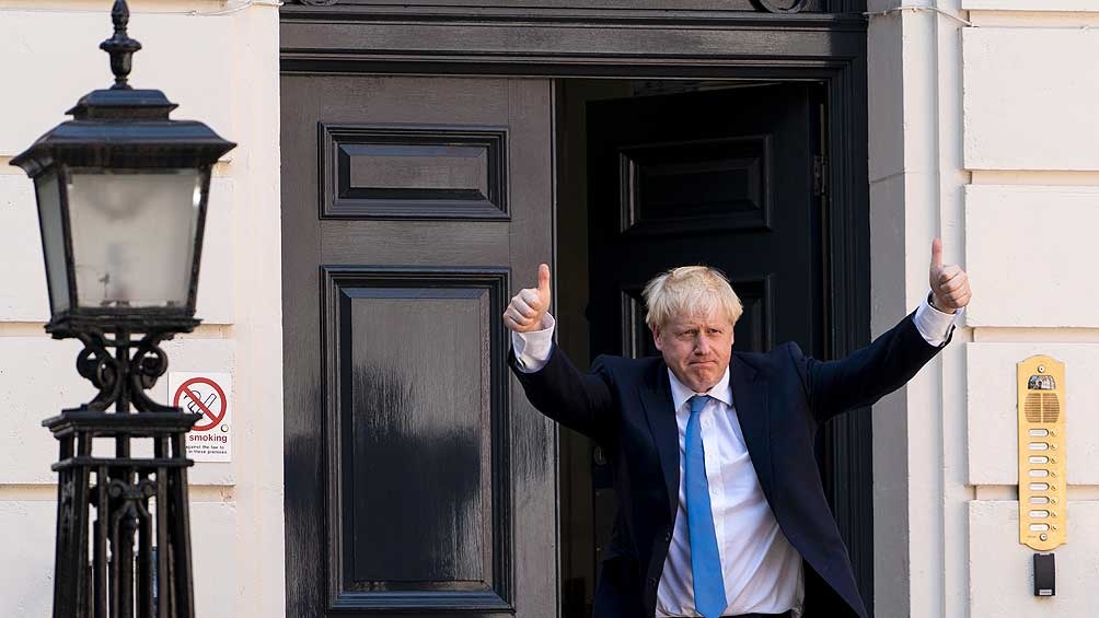 Boris Johnson, en la puerta de la residencia de Downing Street, cuya remodelación habría costado unos 277 mil dólares.