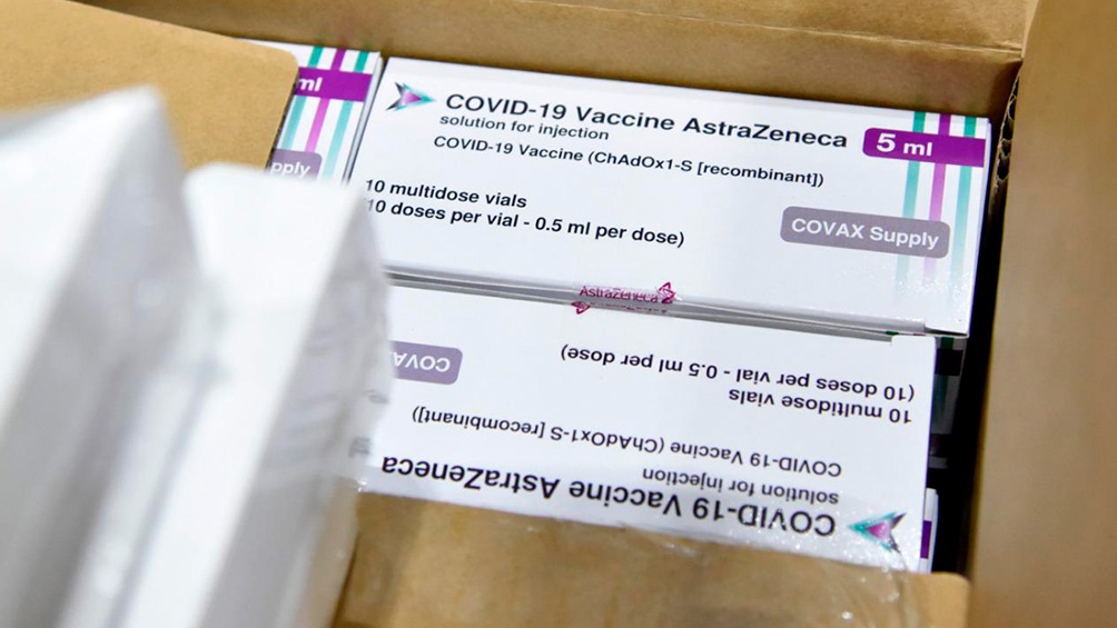 "Los beneficios de Vaxzevria (el nombre de la vacuna de AstraZeneca) superan a todos los riesgos en los adultos en todas las franjas de edad", agregó la EMA.