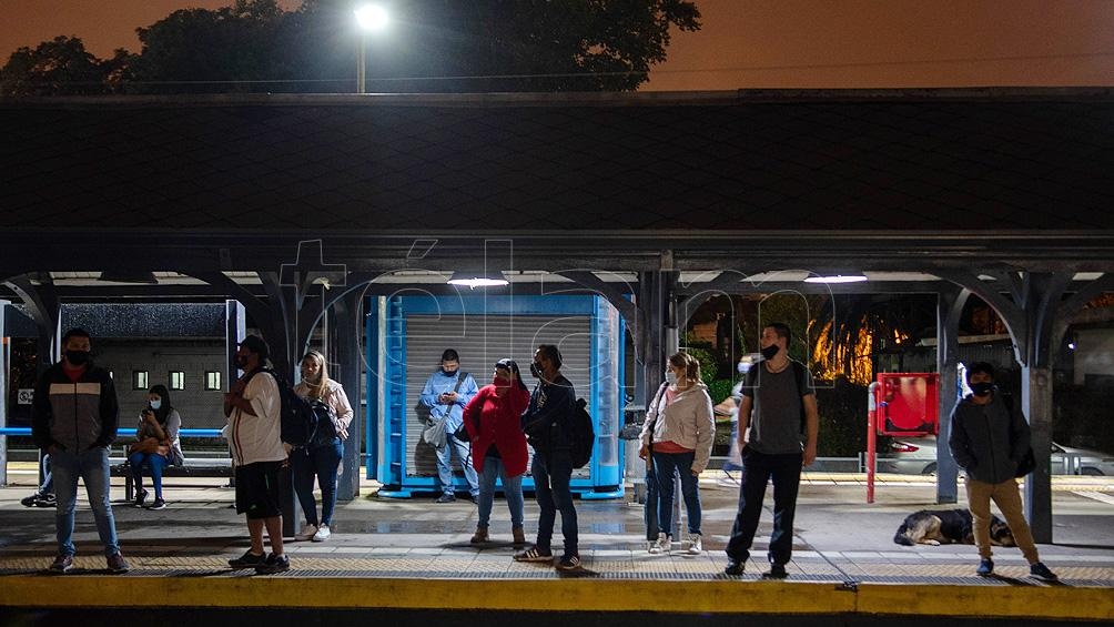 Escaso movimiento de trabajadores a las 6 en la zona de la estación de Quilmes.