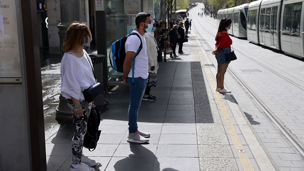 Los israelíes se reunieron frente a las tiendas y oficinas, al igual que los estudiantes en todas las escuelas y universidades.