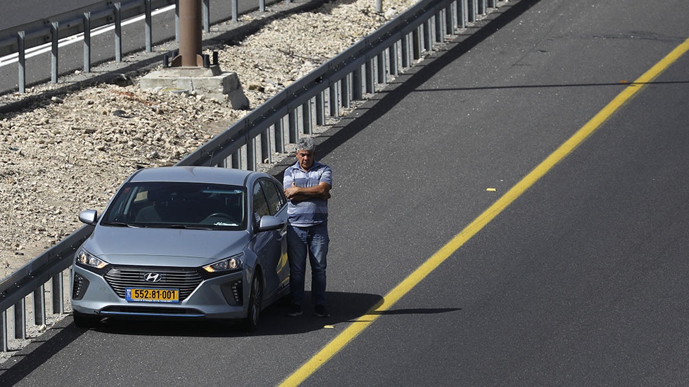 Los automovilistas bajaron de sus autos, los colectivos hicieron una pausa y los peatones se detuvieron y mantuvieron en silencio.