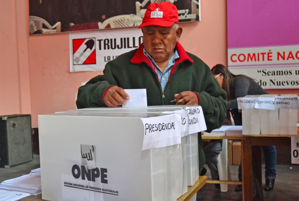 Tras varios cambios de rumbo, en Perú se eligen presidente y 130 congresistas