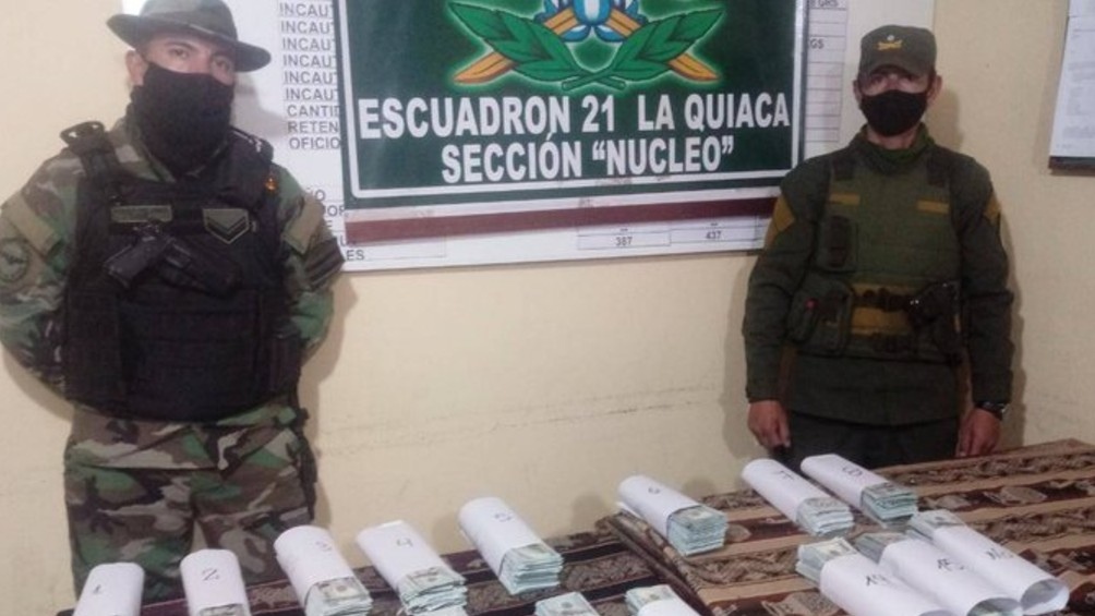 Al abrir los envoltorios, los uniformados hallaron un total de 3.729 billetes de 100 dólares, con lo cual la suma alcanzó los 372.900. (Foto Gendarmería Nacional).