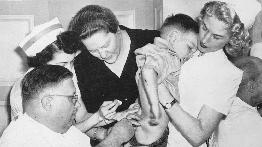 En nuestro país el último caso de polio data de 1984. En América se erradicó oficialmente en 1995.