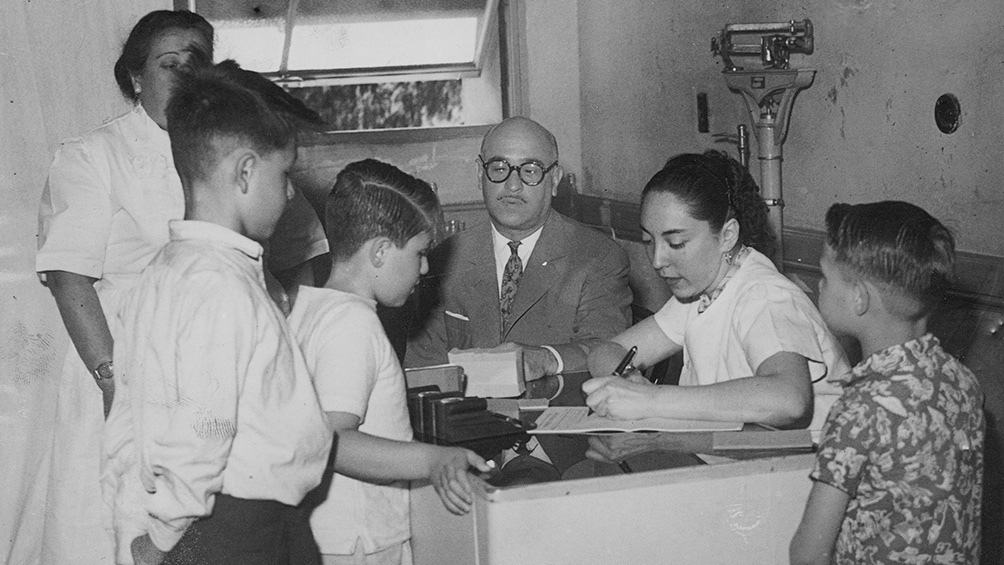 El 12 de septiembre de 1956 se aplicaron las primeras inyecciones en 44 escuelas de la Capital Federal. (AGN)
