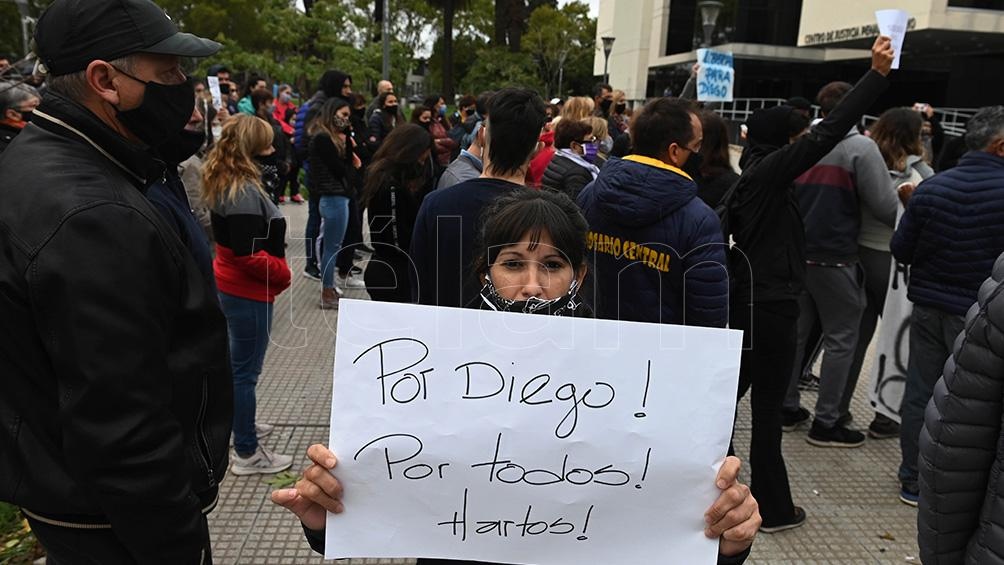 Cientos de personas marcharon por el barrio Fisherton de Rosario en reclamo de la liberación del joven.