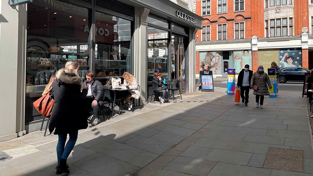 El levantamiento gradual de las medidas en Inglaterra comenzó el mes pasado con la reapertura de colegios y menos restricciones de reunión al aire libre.