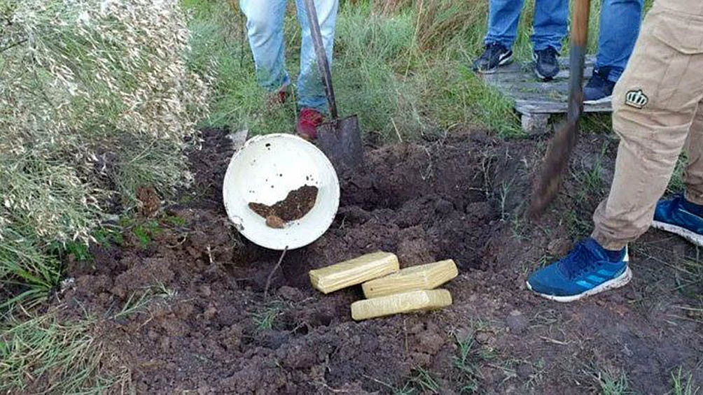 En el casa de General Rodríguez, los perros antinarcóticos de la policía bonaerense detectaron que la cocaína estaba enterrada en el jardín.