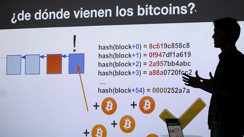 La invención de la tecnología blockchain (en español cadena de bloques) y su vínculo estrecho e indisoluble con la criptomoneda “Bitcoin” marcan el inicio del siglo XXI.