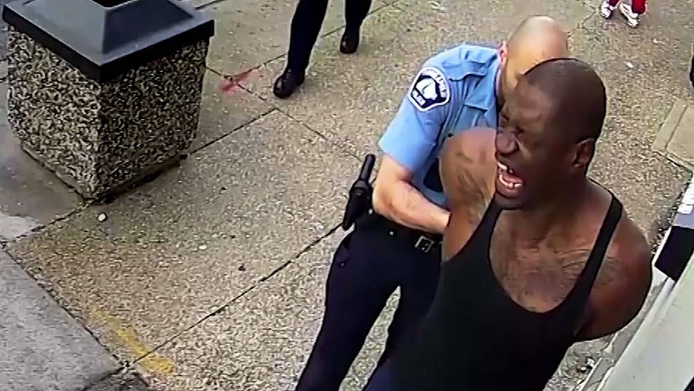 El policía se arrodilló sobre el cuello de Floyd durante más de nueve minutos 
