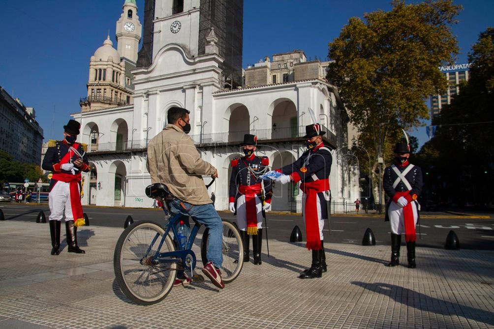 Este martes 18 de mayo de 2021, integrantes del Regimiento de Patricios repartieron escarapelas frente al Cabildo (foto: Lara Sartor/Télam). 