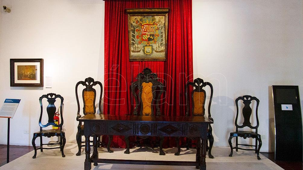 El escudo de la ciudad de Buenos Aires, detrás del sillón que ocupara Cisneros y, luego Cornelio Saavedra. (Foto de Lara Sartor/Télam).