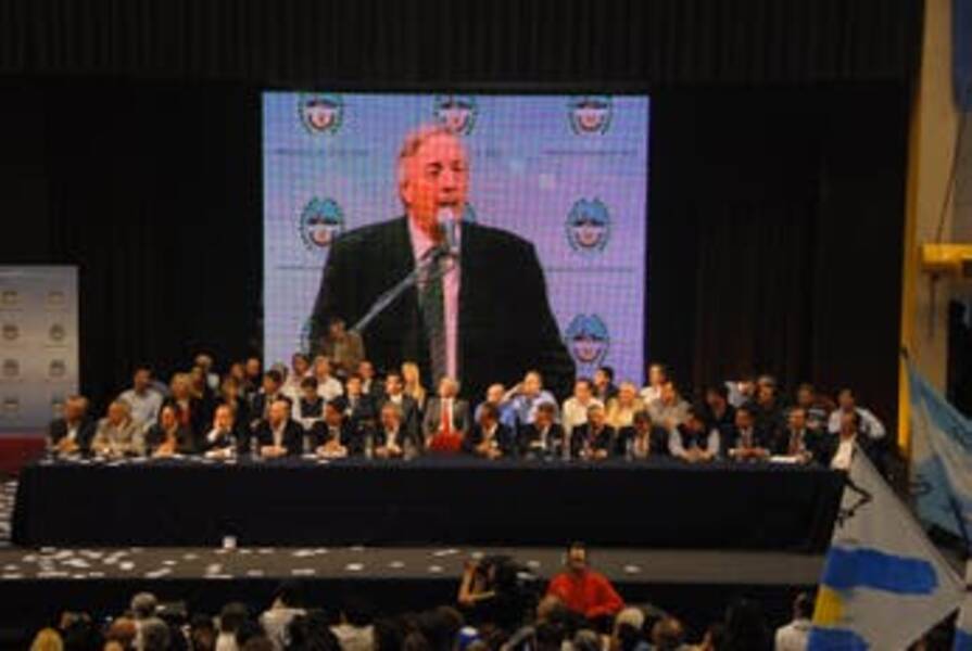 El día que Néstor Kirchner respaldó la rebelión de Santa Cruz ante la Corte