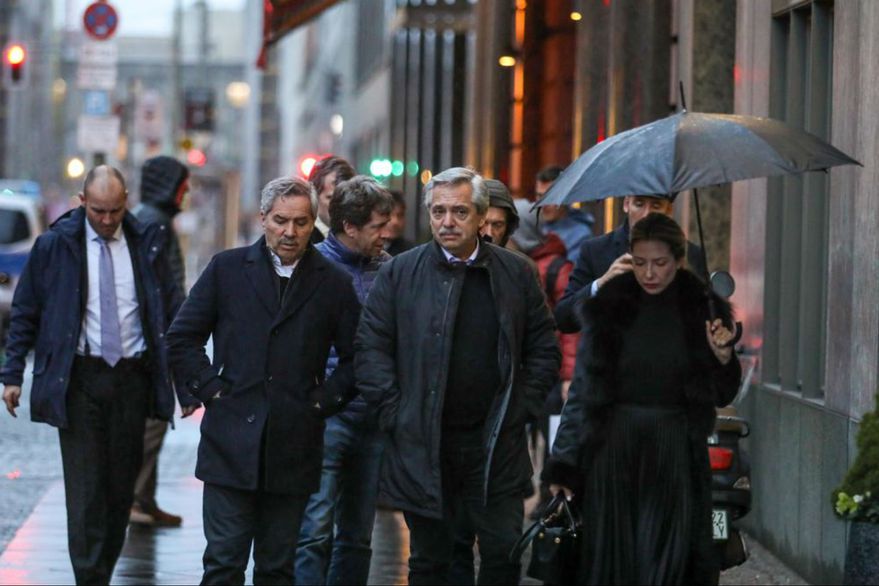 Las oscilaciones en la política exterior generan polémica y fuerzan al Gobierno a dar explicaciones.