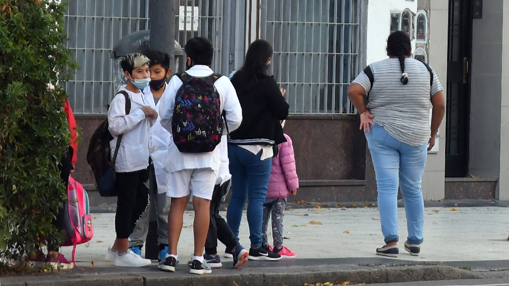 Ciudad sólo vacunó a 16 mil de 110 mil docentes.