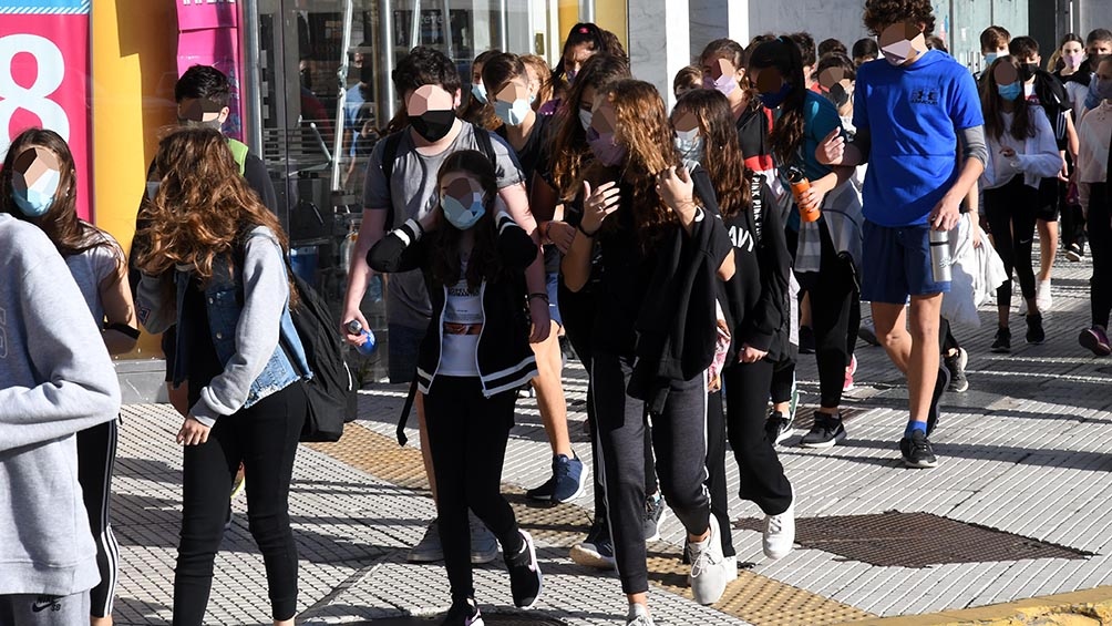 La ministra Acuña explicó que las clases canceladas en los próximos días, se recuperarán "de forma presencial el lunes 20, martes 21 y miércoles 22 de diciembre, que con el calor se lleva mejor".