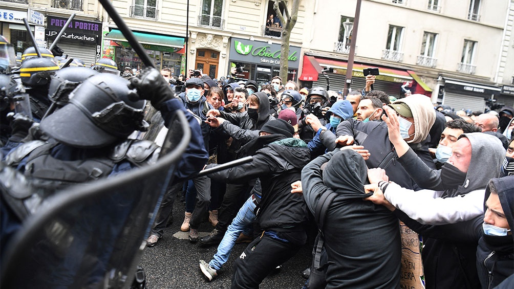 Una 34 personas fueron detenidas durante las protestas por el Día Internacional de los Trabajadores en París.