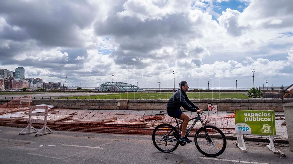 En Mar del Plata, el vendaval y las lluvias persistentes provocaron la voladura de algunos techos, ramas de árboles y la caída del tendido de cables de electricidad, teléfono y televisión.
