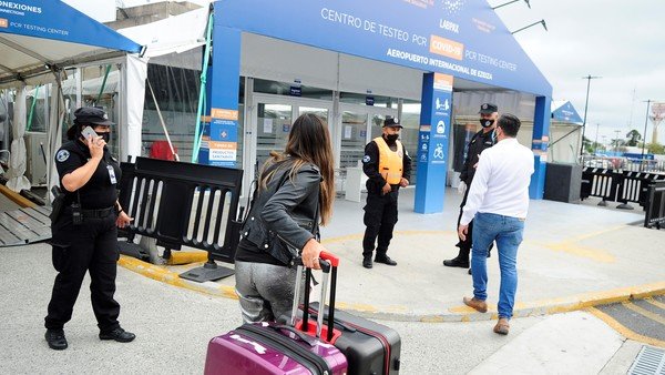 Allanan Ezeiza y una sede de Aeropuertos Argentina 2000 por el escándalo de los hisopados