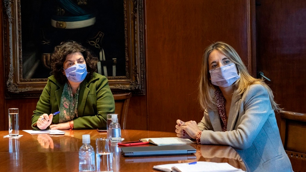 Seguirán de cerca el proceso de liberación de vacunas Oxford-AstraZeneca, producidas en forma conjunta con Argentina