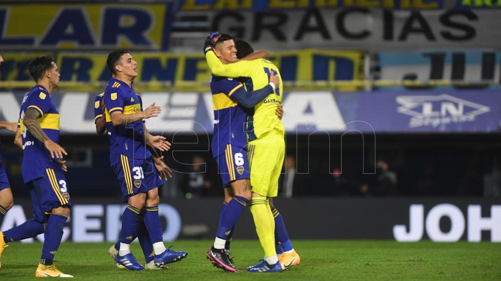 Los jugadores de Boca festejan con Rossi, el héroe de la definición. 