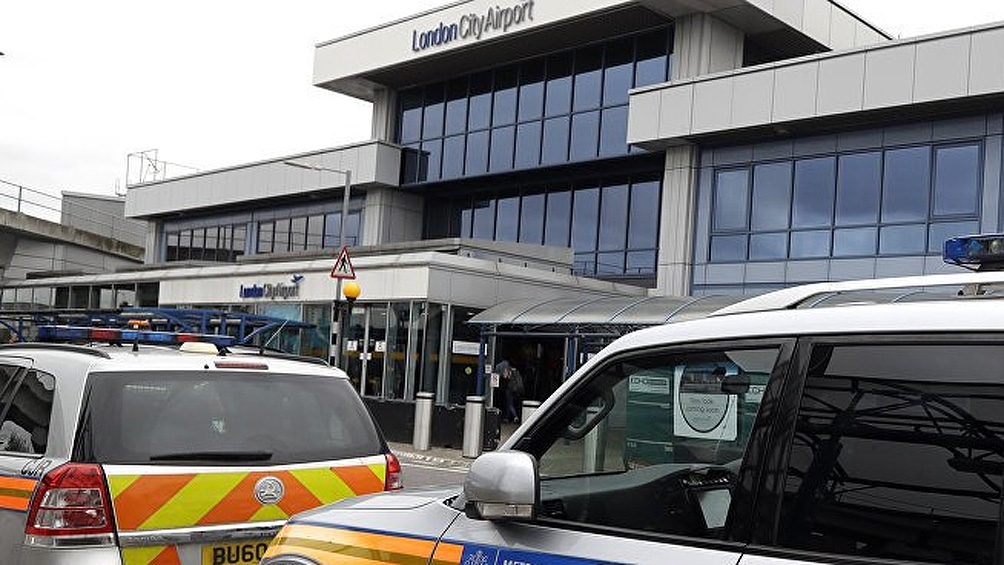 Ciudadanos de la UE que llegan a los aeropuertos británicos están siendo enviados a centros de expulsión de inmigrantes.