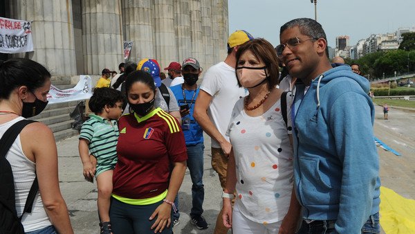 Dura carta de opositores e intelectuales contra el gesto de apoyo del Gobierno al régimen de Nicolás Maduro