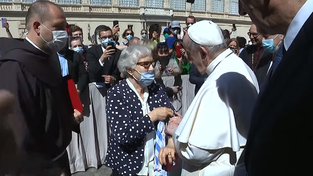 Durante el encuentro, el Papa besó el tatuaje que la sobreviviente del nazismo aún lleva en su brazo izquierdo con el número de prisionera 70072