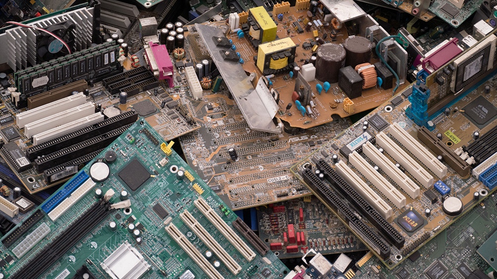 De acuerdo a un informe de la ONU, en el mundo los desechos electrónicos suman unos 50 millones de toneladas por año.