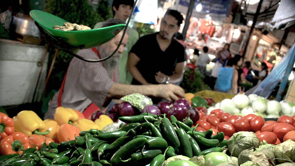 El objetivo es que esta canasta esté disponible también en los comercios de cercanía o barriales.