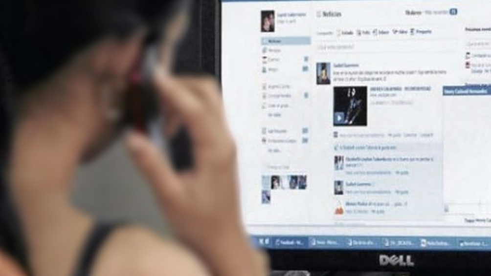 Hasta el momento, Facebook prohibía las teorías que sugerían la existencia de una mano humana detrás del nuevo virus, así como la supuesta ineficacia de las vacunas o que las inyecciones anticovid podían ser tóxicas o peligrosas.