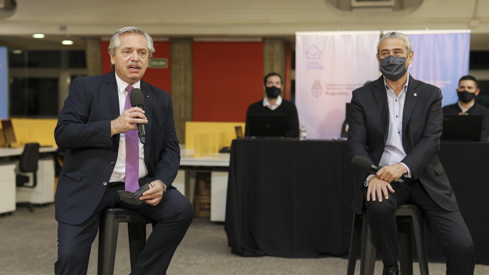 Fernández participó del acto de sorteo de la nueva línea Créditos Casa Propia para refacción y construcción de viviendas, junto al ministro de Desarrollo Territorial y Hábitat, Jorge Ferraresi.