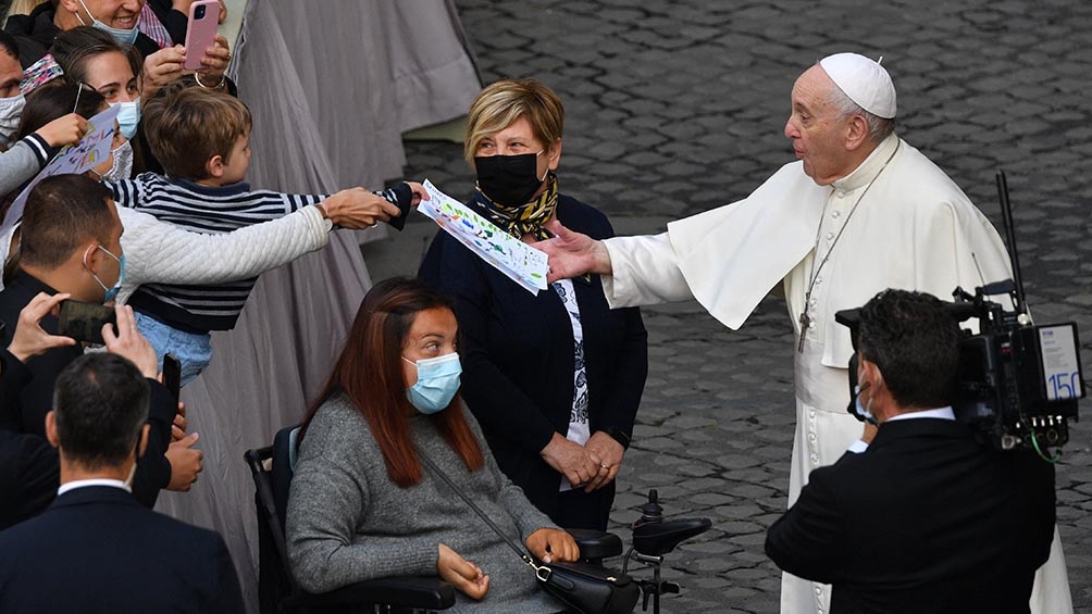 Antes de iniciar la catequesis, Jorge Bergoglio dialogó a distancia con varios de los presentes.