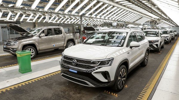 Fuerte caída de la producción automotriz: Covid, paradas técnicas y también el conflicto del Puerto