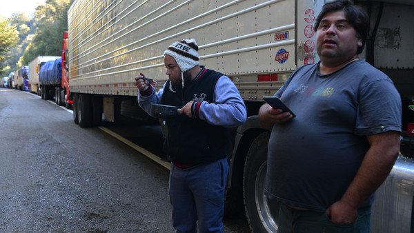 Habilitan un lejano paso alternativo a los camioneros chilenos y sigue la tensión con la cordillera