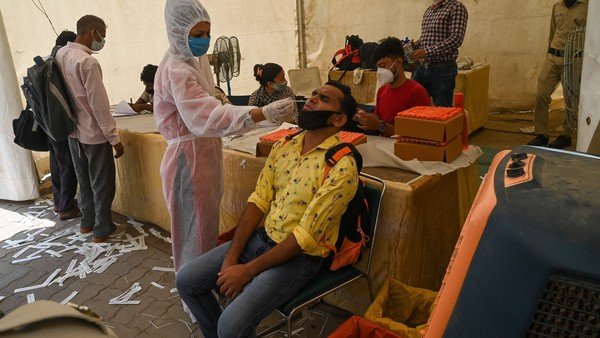India registró el menor número de contagios diarios de coronavirus en 45 días