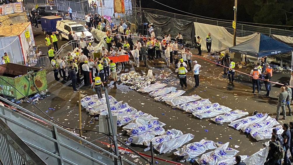 Una enorme cantidad de peregrinos se amontonó para pasar por un pasillo muy estrecho y se produjo la estampida.