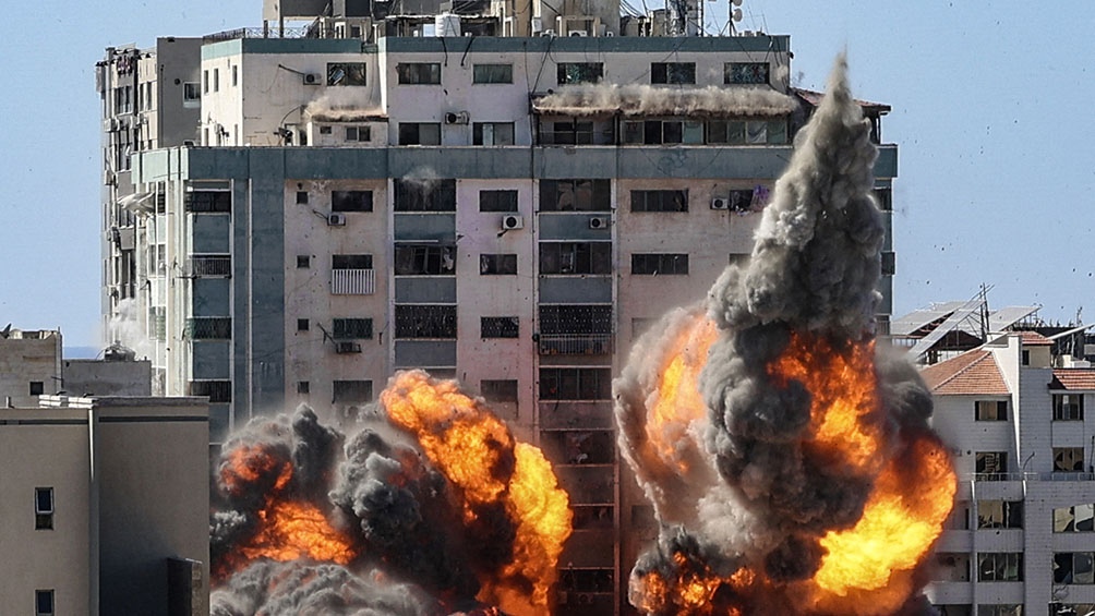 Israel cosechó críticas internacionales por bombardear y destruir un alto edificio de Ciudad de Gaza donde tenían sus oficinas la agencia de noticias estadounidense The Associated Press y la cadena de noticias qatarí Al Jazeera.