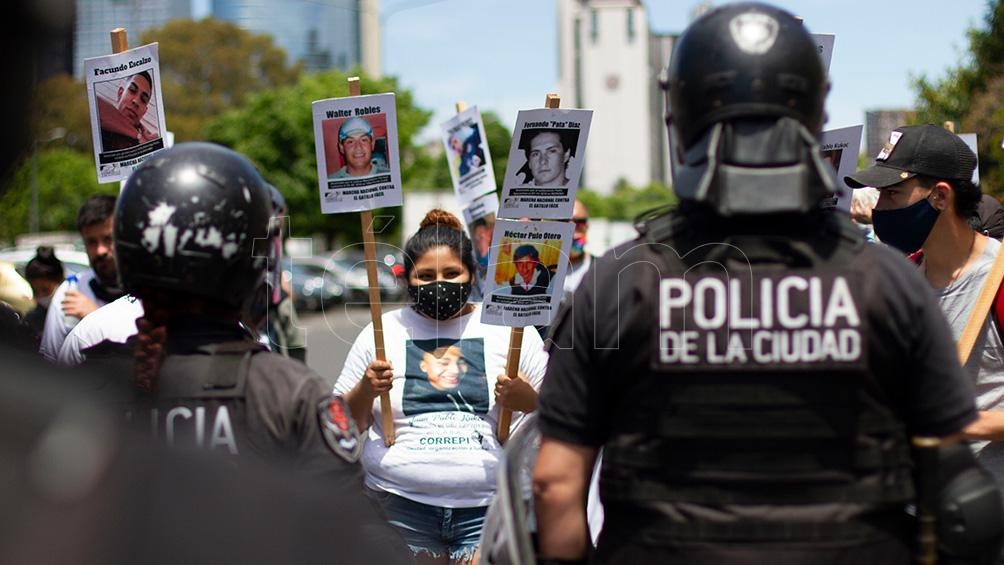  Ese hecho de robo a Wolek por el que terminó gravemente herido a puñaladas fue el que desencadenó, luego, la persecución en la que el policía disparó y mató a uno de los dos asaltantes.