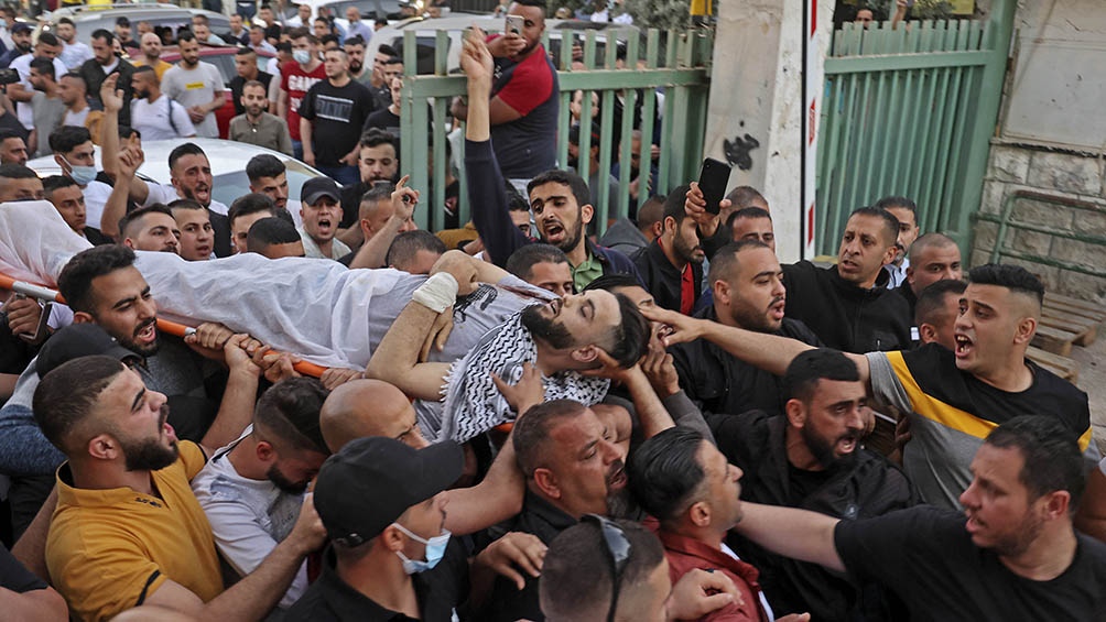 Los manifestantes eran en su mayoría jóvenes que tiraban piedras, bombas molotov y otros tipos de proyectiles improvisados.
