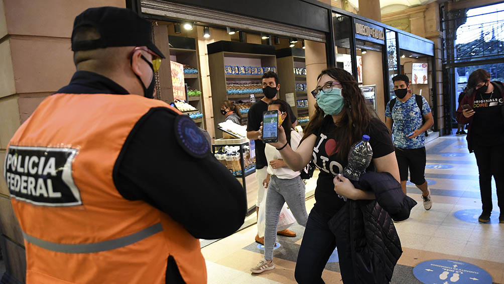 Los especialistas piden reforzar las restricciones ante el aumento de casos de coronavirus