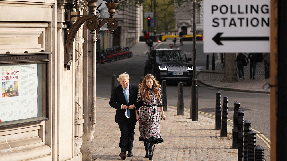 Johnson, de 56 años, y Symonds, de 33, viven juntos en Downing Street, la sede del Gobierno, desde que el funcionario se convirtió en primer ministro en 2019.