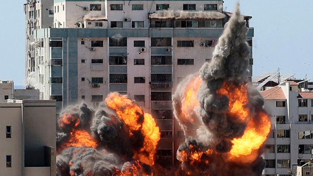 El ejército israelí bombardeó también un edificio de más de diez pisos en Gaza en el que se encontraban las oficinas de la televisión qatarí Al Jazeera y la agencia de noticias estadounidense Associated Press.