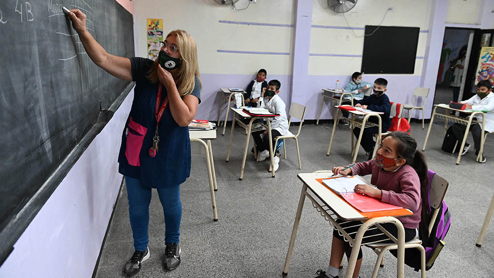 Perotti anunció el reinicio de las clases presenciales y restricciones más específicas